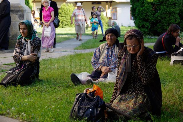 Slujba de priveghere din ajunul Sânzienelor a adunat împreună mii de pelerini