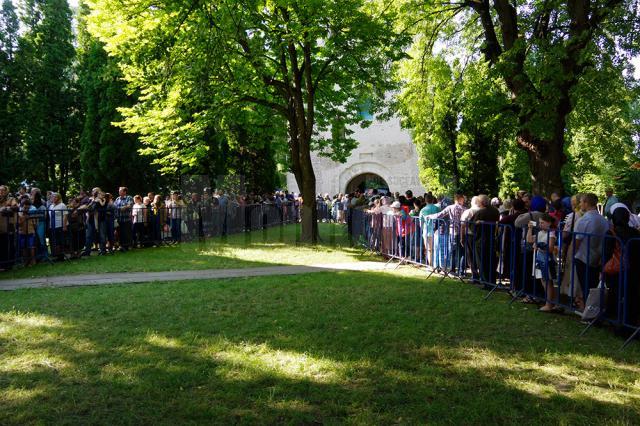 Slujba de priveghere din ajunul Sânzienelor a adunat împreună mii de pelerini