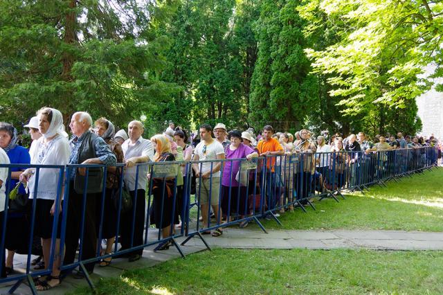 Slujba de priveghere din ajunul Sânzienelor a adunat împreună mii de pelerini