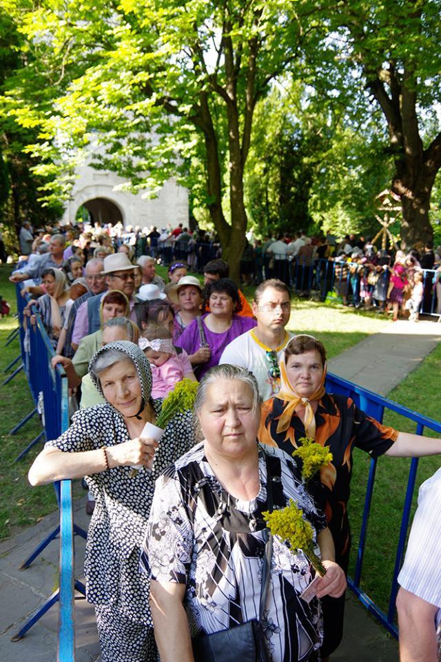 Slujba de priveghere din ajunul Sânzienelor a adunat împreună mii de pelerini