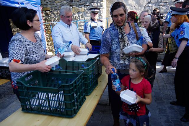 5.000 de sarmale şi sticle cu apă, oferite de primarul Ion Lungu pelerinilor veniţi la hramul Sucevei