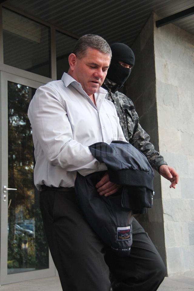 Primarul Ilie Gherman, scos cu cătuşe la mâini din clădirea Parchetelor, în noiembrie 2013
