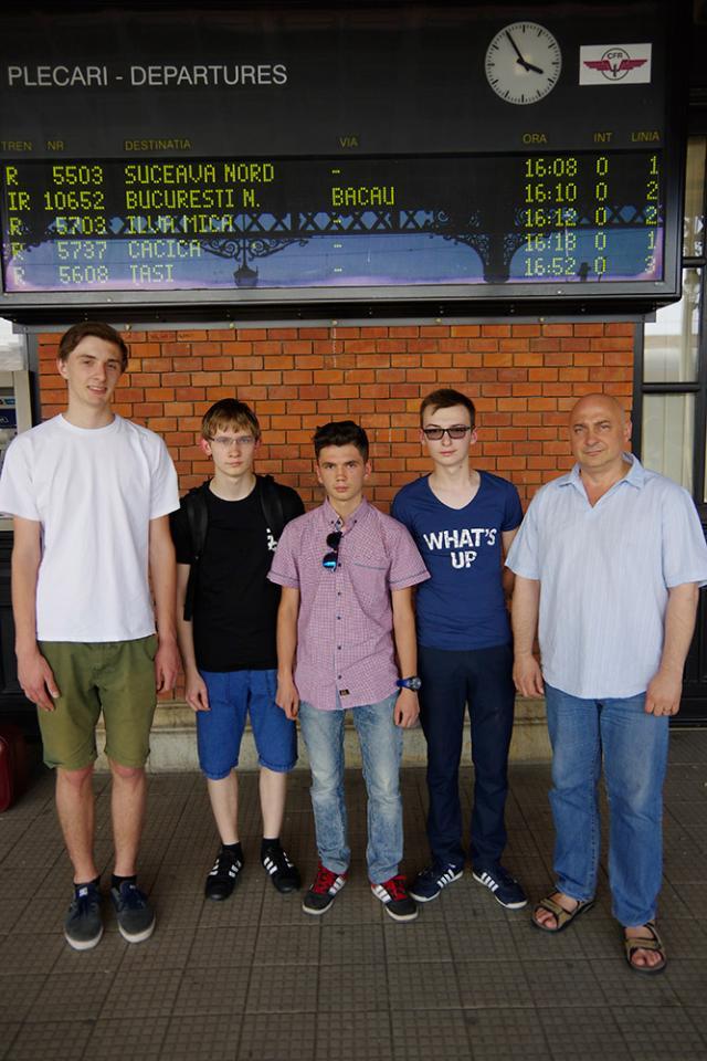 Echipa Nexus Suceava, alături de profesorul Victor Şutac