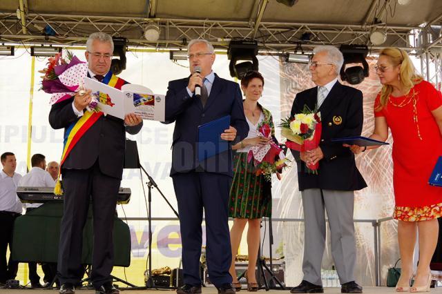 Emil Mateiaş si Viorel Ieremie au primit diplomele de Cetăţeni de Onoare pentru organizarea festivalului mondial UNICA la Suceava