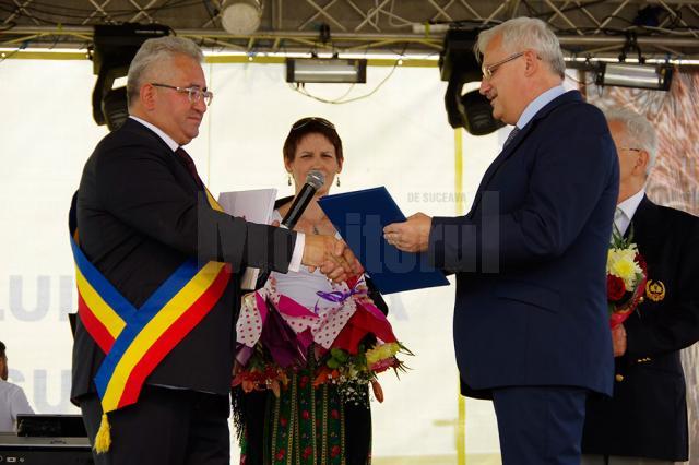 Cinci diplome de Cetăţeni de Onoare ai Sucevei, înmânate în deschiderea Zilelor Oraşului