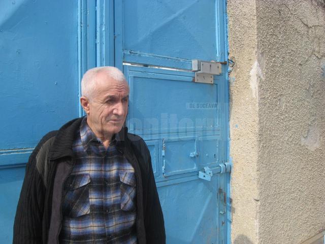 Toader Covali, în 2008, la poarta de la intrarea în curtea interioară a penitenciarului