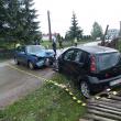 Cele două maşini s-au ciocnit violent, după ce şoferul autoturismului VW a intrat în depăşirea unui tractor