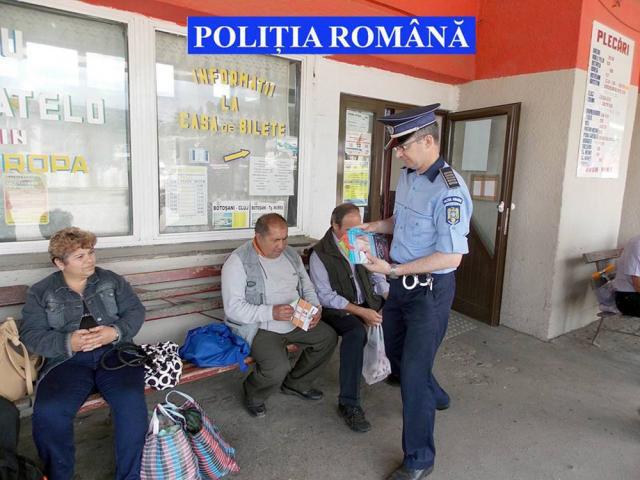 Poliţiştii au distribuit materiale informative cu recomandări preventive