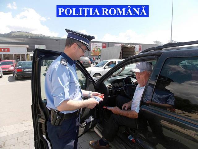 Poliţiştii au distribuit 800 de pliante cu mesajul ,,Nu-ţi lăsa maşina la îndemâna hoţilor”