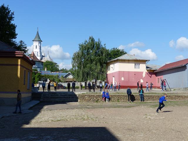 Copii în curtea şcolii din Bosanci