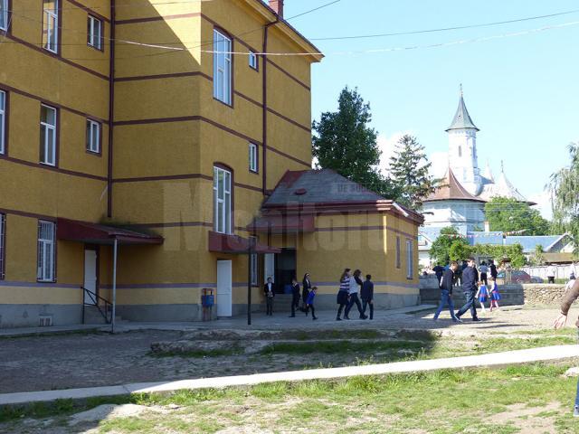 Copii în curtea şcolii din Bosanci