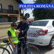 Poliţiştii au oferit copiilor care mergeau pe biciclete veste reflectorizante