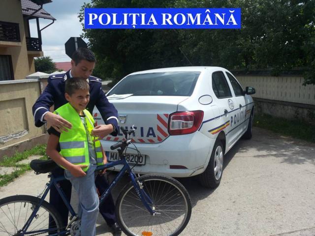 Poliţiştii au oferit copiilor care mergeau pe biciclete veste reflectorizante