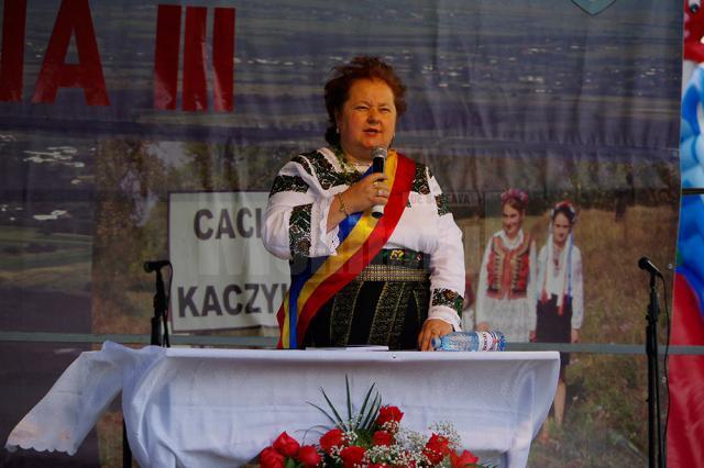 Primarul Elena Boloca, unul dintre principalii initiatori ai editarii monografiei comunei Cacica