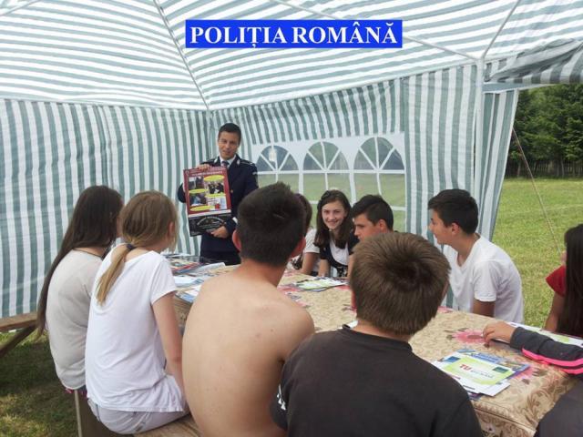 Copii cu rezultate bune la învăţătură au participat la o tabără de vară organizată de poliţişti