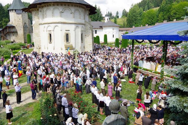 Peste 3.000 de pelerini, prezenţi ieri la  Mănăstirea Putna