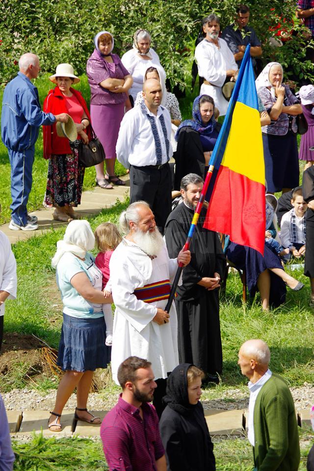 Trei arhierei, un sobor de 137 de preoţi şi peste 3.000 de pelerini, prezenţi ieri la Mănăstirea Putna