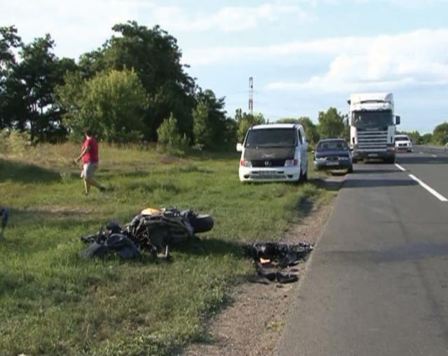 Viaţa tânărului s-a sfârșit tragic după ce rădăuţeanului, care se deplasa cu o motocicletă Suzuki, i-a apărut în faţă un tractor care încerca să vireze pentru a intra de pe drum pe un teren agricol
