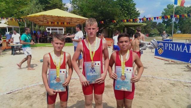 Cei trei luptători suceveni medaliați la naționalele de lupte pe plajă pentru copii