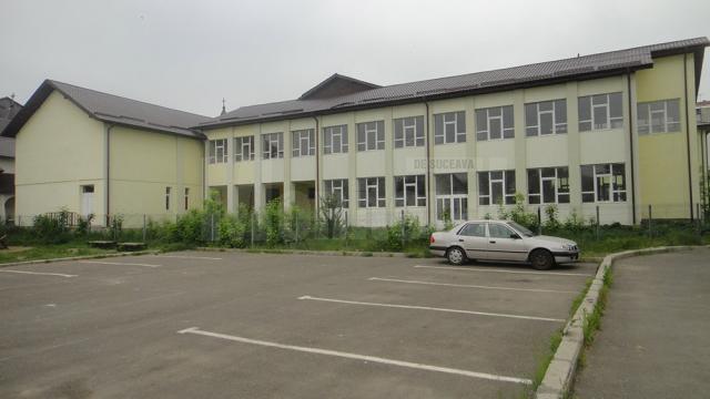 Şcoala are zece săli de clasă, două săli de grădiniţă, sală de sport şi spaţii auxiliare