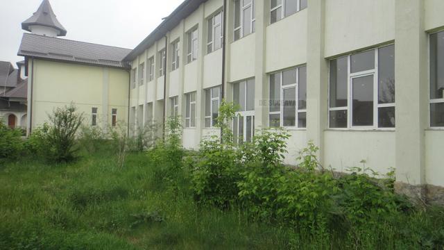 Peste 800.000 de euro investiţi într-o şcoală nouă şi modernă din Rădăuţi, care stă în paragină