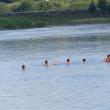 Doi copii au murit înecaţi în apa Sucevei, într-o zonă în care săpăturile au creat hăuri de zece metri adâncime