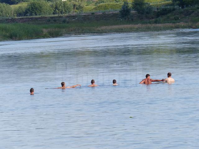 Doi copii au murit înecaţi în apa Sucevei, într-o zonă în care săpăturile au creat hăuri de zece metri adâncime