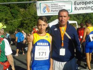 Gabriel Bulandra, alături de antrenorul Cristian Prâsneac la Campionatul European de Alergare Montană