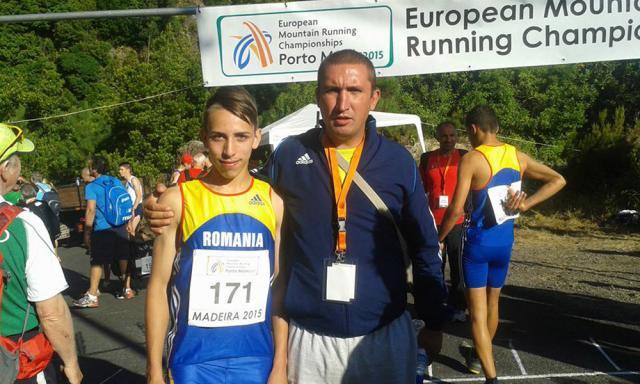 Gabriel Bulandra, alături de antrenorul Cristian Prâsneac la Campionatul European de Alergare Montană
