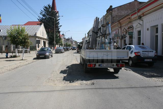 Aşa arată strada Ştefan cel Mare din Rădăuţi, una dintre cele mai importante şi mai circulate