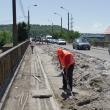 Pe podul de peste râul Suceava de la Iţcani o  bandă de mers este blocată de lucrări