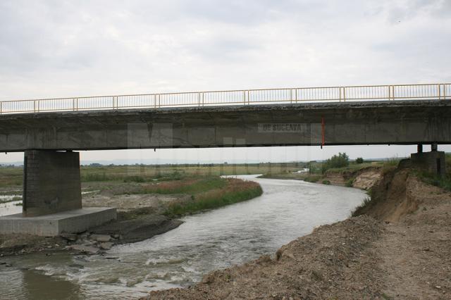 Cursul apei a deviat între ultimul pilon şi capătul podului