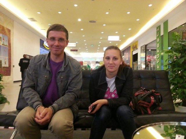 Elena Andreea Macovei şi unul din tinerii care a reclamat-o, la una din întâlnirile de la mall