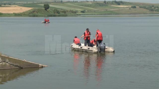 Pompieri de la Detaşamentul Fălticeni au efectuat operaţiuni de căutare cu o barcă pneumatică, cu dispozitive tip ancoră şi greblă