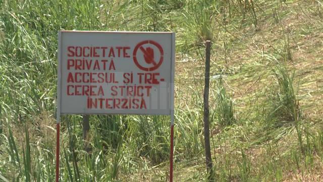 La Iazul Pocoleni sunt numeroase semne de avertizare privind scăldatul interzis