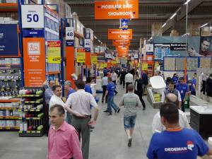 Situat pe Calea Unirii, în fosta zonă industrială a oraşului, noul magazin, cu o suprafaţă de peste 13.700 mp, îl înlocuieşte pe cel de la ieşirea spre Şcheia