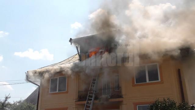 O vilă în flăcări, alte două gospodării afectate de incendiu şi prim ajutor oferit pentru şapte pompieri din cauza temperaturilor extreme
