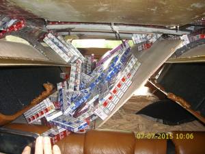 Ţigări de contrabandă găsite ascunse în plafonul unui microbuz