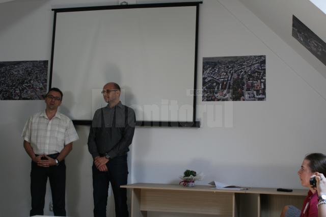 Gabriel Cărăbuş, managerul Bibliotecii  ”I.G. Sbiera” şi Cosmin Angheloni, training manager în cadrul Fundaţiei Progress
