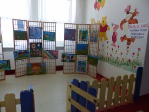 Desene realizate de copii cu boli cronice, expuse în holul Secţiei de Pediatrie a Spitalului Judeţean Suceava