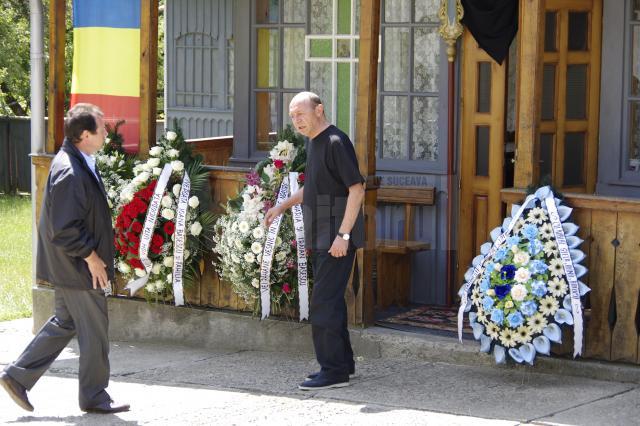 Traian Băsescu i-a primit, alături de ceilalţi membri ai familiei, pe toţi cei care au venit să-i aducă un ultim omagiu lui Gheorghe Andruşcă