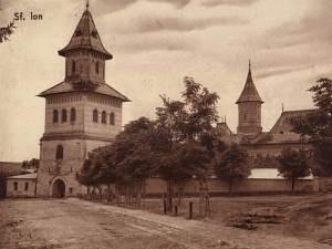 Curtea Mănăstirii Sf. Ioan Suceava a fost locul unde acum 80 de ani a fost oficiată slujba religioasă prilejuită de Congresul studenţilor din Bucovina
