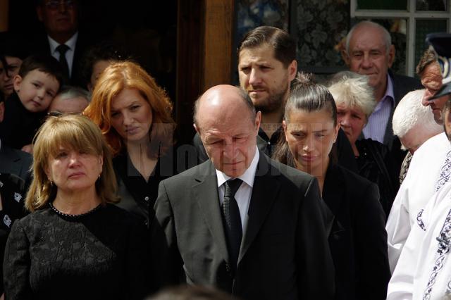 Oamenii politici nu s-au înghesuit să fie alături de Traian Băsescu la înmormântarea socrului