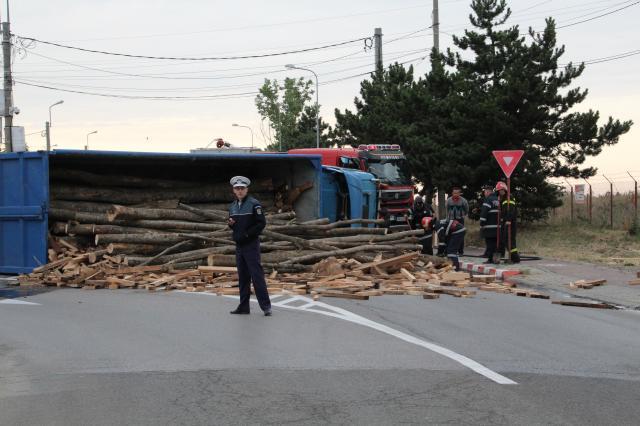 Un camion condus de un sucevean s-a răsturnat într-un sens giratoriu din Botoşani FOTO: Monitorul de Botoşani