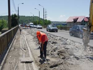 Lucrările de refacere a podului de la Iţcani, de peste apa Sucevei, înaintează mult prea greu