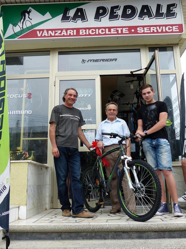 Neculai Beraru are 70 de ani, dar bicicleta câştigată va ajunge pe mâna unuia dintre nepoţi
