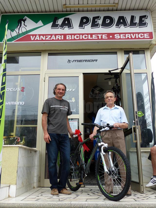 Un bărbat de 70 de ani a câştigat bicicleta oferită ca premiu la concursul organizat de Monitorul de Suceava