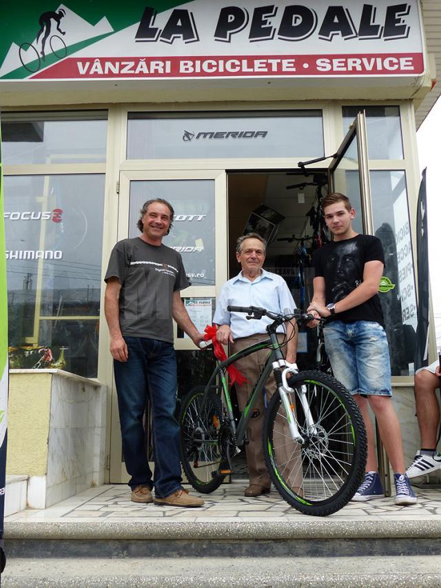Un bărbat de 70 de ani a câştigat bicicleta oferită ca premiu la concursul organizat de Monitorul de Suceava