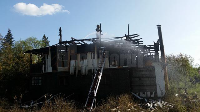 O casă nelocuită a ars ca o torţă la Vatra Dornei, după ce a avut „musafiri”