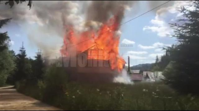 O casă nelocuită a ars ca o torţă la Vatra Dornei, după ce a avut „musafiri”